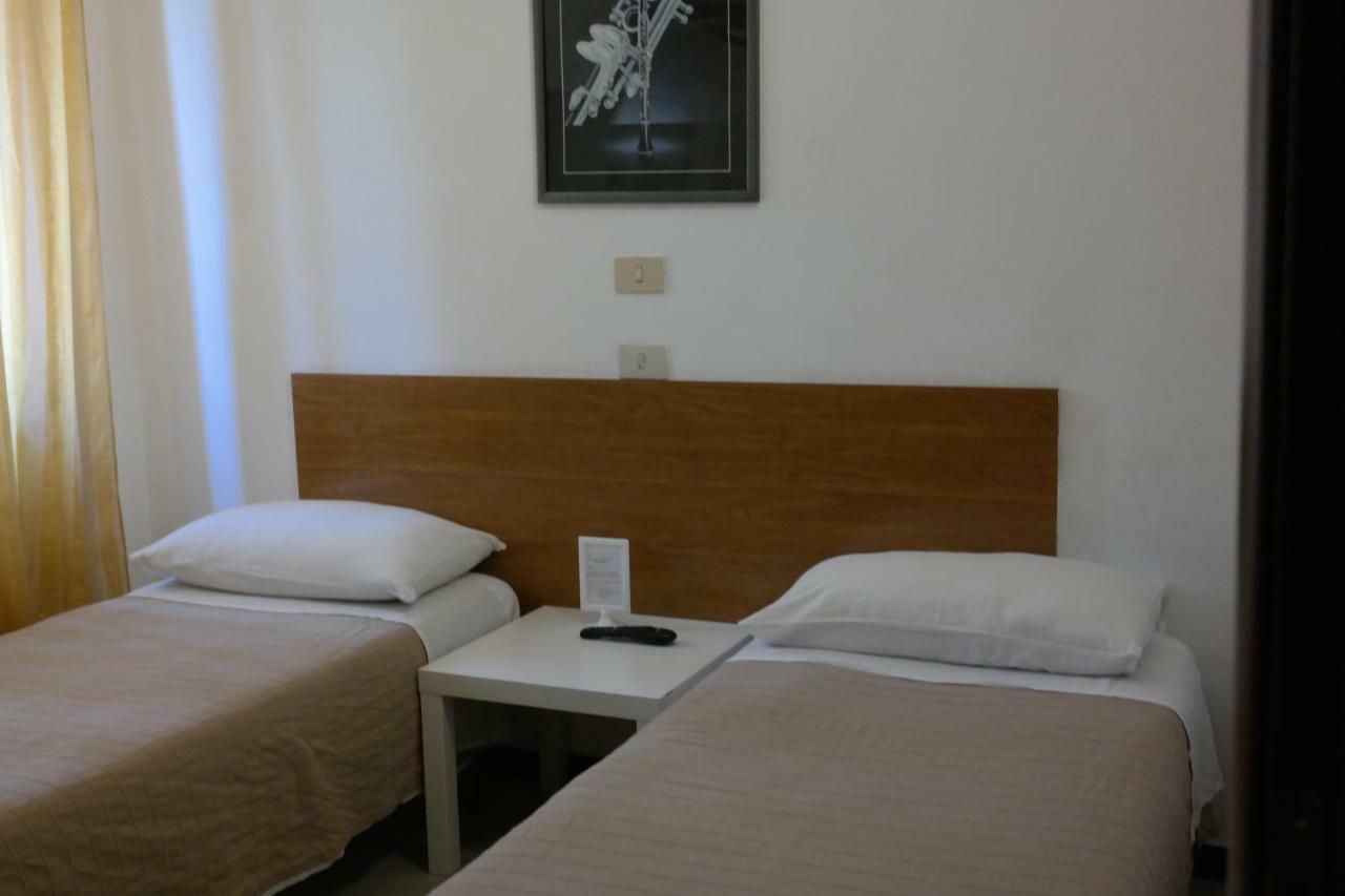 Hotel Houston Livorno - Struttura Esclusivamente Turistica - Not For Business Or Workers エクステリア 写真