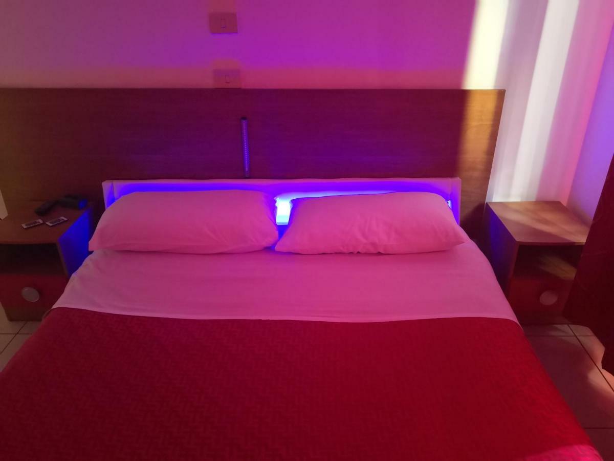 Hotel Houston Livorno - Struttura Esclusivamente Turistica - Not For Business Or Workers エクステリア 写真